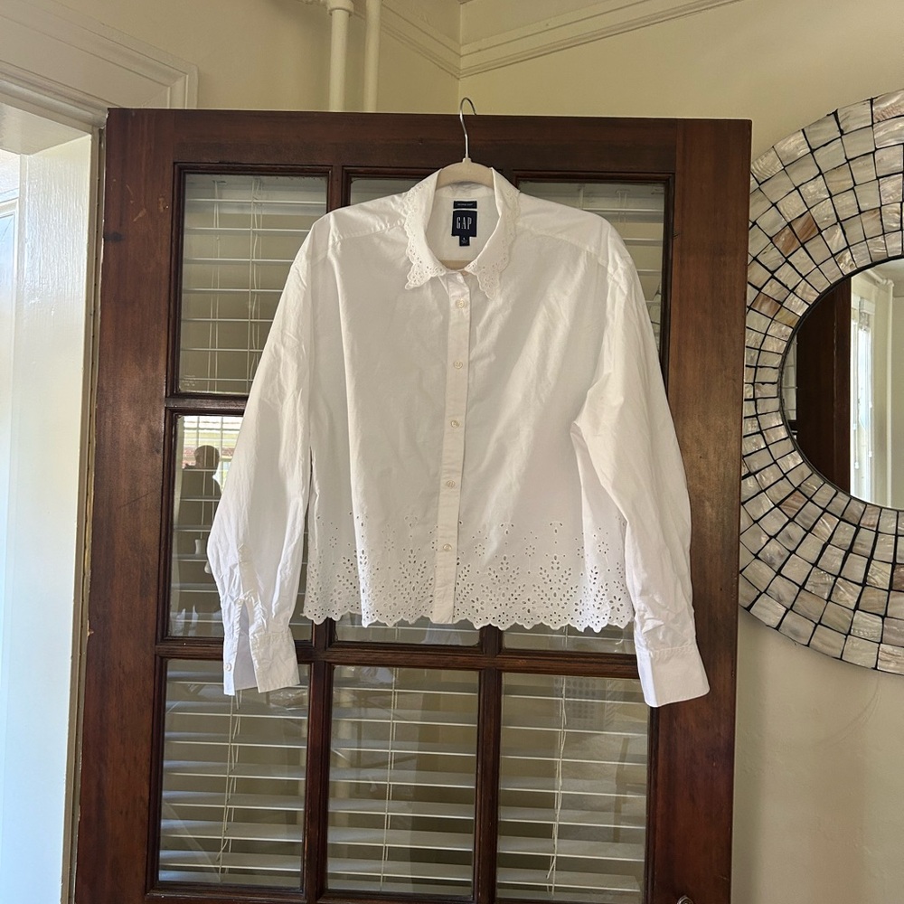 GAP White Casual Button Down Shirt